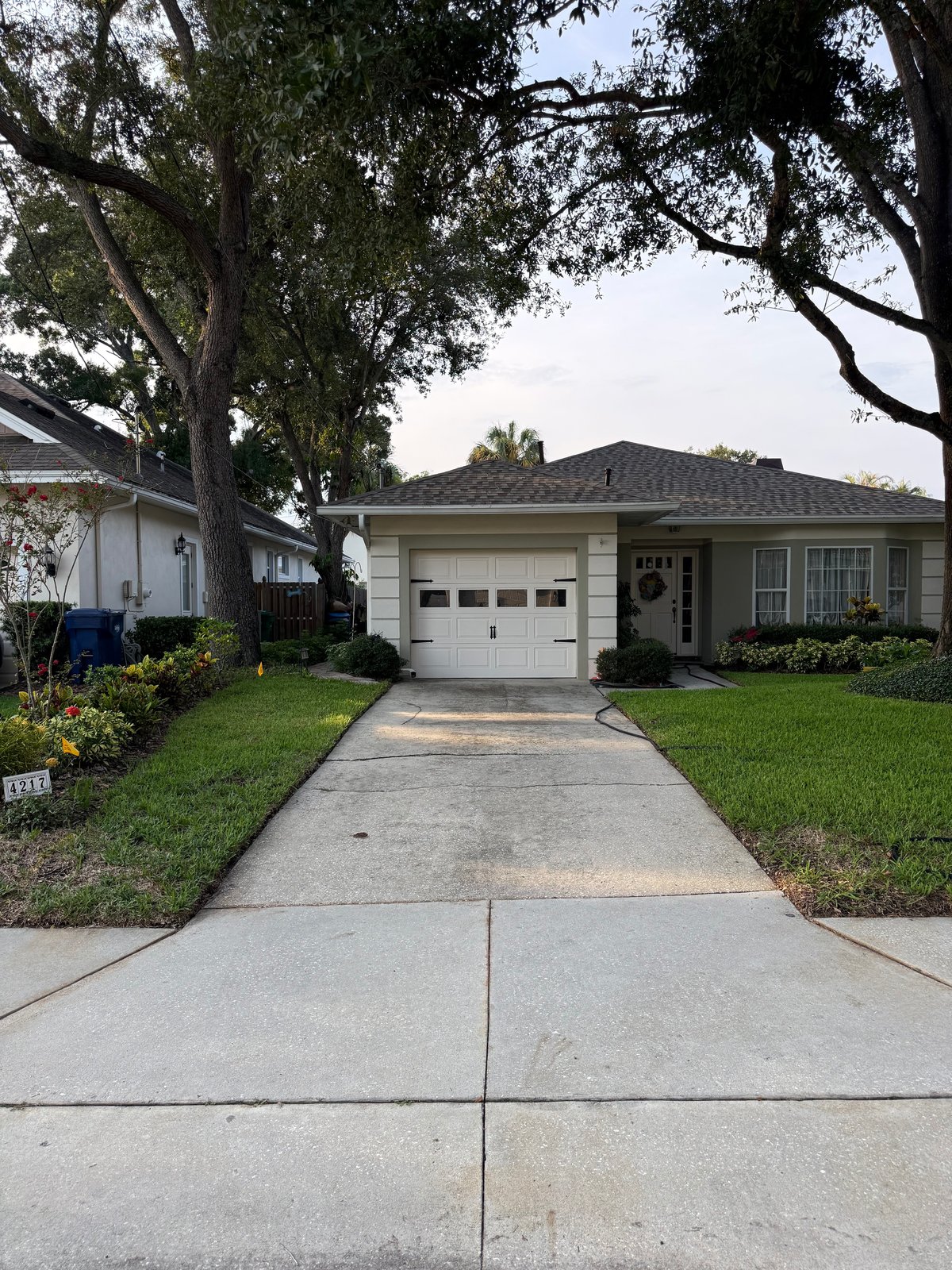 Clean driveway and walkway at a Tampa ranch home after pressure washing